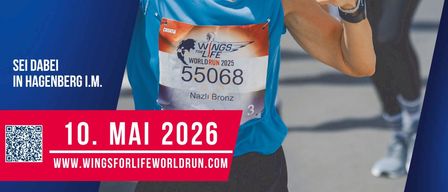 Poster für den Wings for Life World Run 2025 in Hagenberg, Österreich. Eine lächelnde Läuferin gibt ein Daumen hoch. Datum ist der 10. Mai 2026. Die Website lautet www.wingsforlifeworldrun.com.