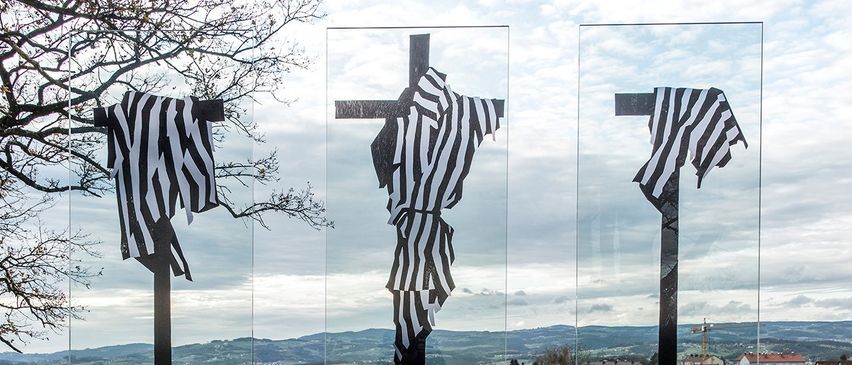 Bild enthält, Cross, Symbol, Path, Walkway, Flagstone, City, Graveyard, Outdoors, Grass, Plant