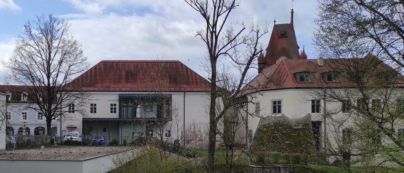 Bild enthält, Building, House, Housing, Roof, Spire, Car, Outdoors