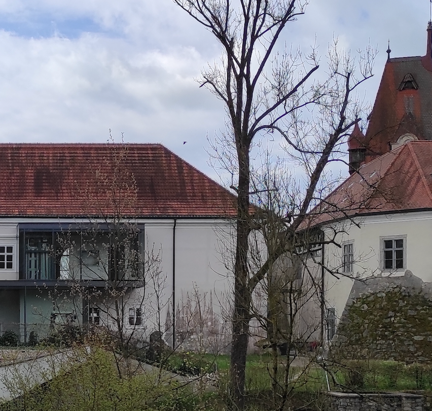 Bild enthält, Building, House, Housing, Roof, Spire, Car, Outdoors