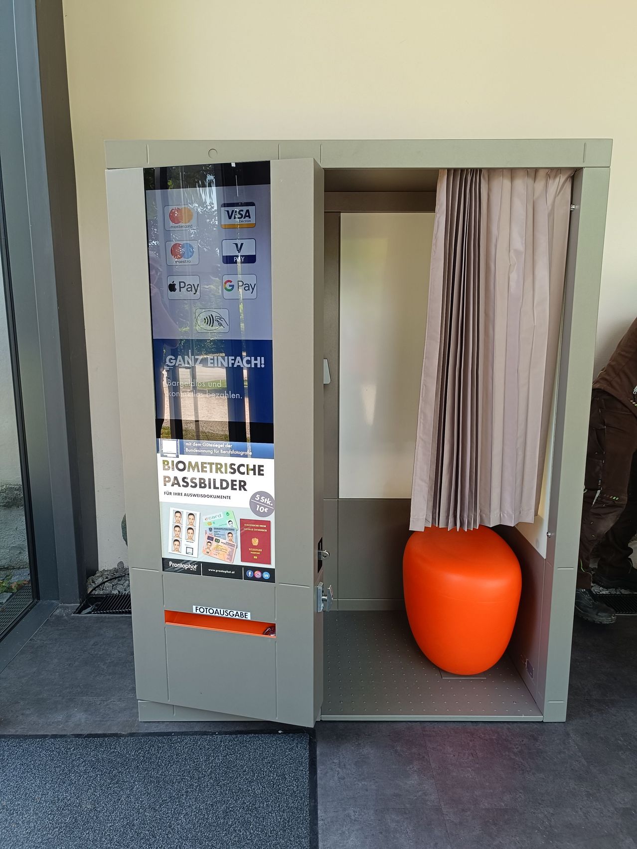 Bild enthält, Photo Booth, Person, Furniture, Clothing, Footwear, Shoe