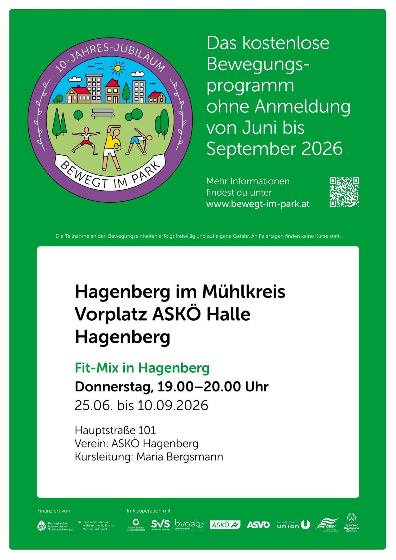 Flyer for a fitness event. 'Bewegt im Park' program without registration from June to September 2026. Fit-Mix in Hagenberg, Thursdays, 19.00-20.00, June 25 to September 10, 2026. Location: Vorplatz ASKÖ Halle Hagenberg. QR code for website.