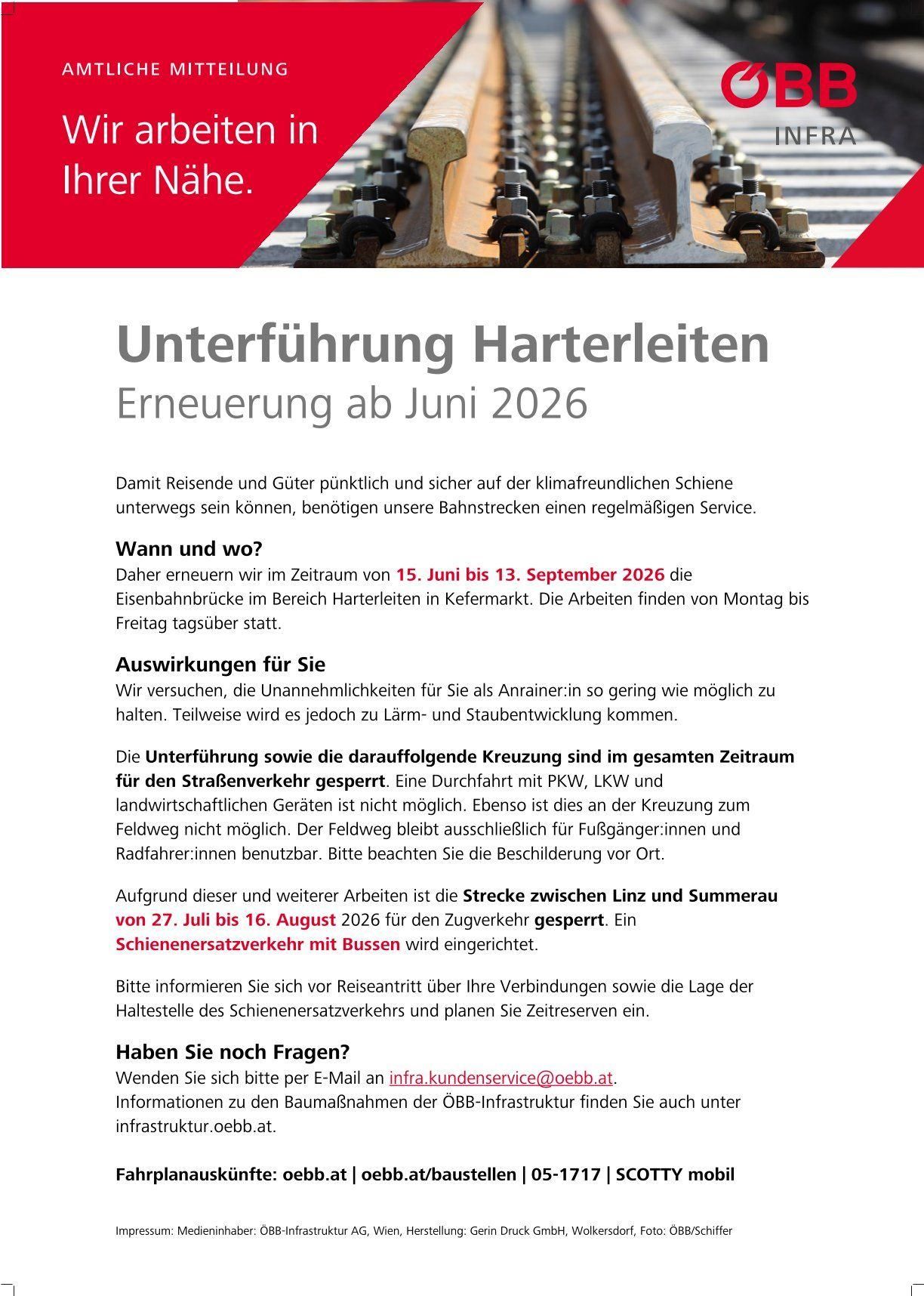 Eine Ankündigung zur Erneuerung von Eisenbahnbrücken im Bereich Harterleiten von Juni bis September 2026. Reisende werden gebeten, ihre Pläne im Voraus anzupassen aufgrund möglicher Störungen und Sperrungen. Die Erneuerung betrifft Zug-, Auto- und landwirtschaftliche Fahrzeuge, mit alternativen Routen und Busverbindungen.