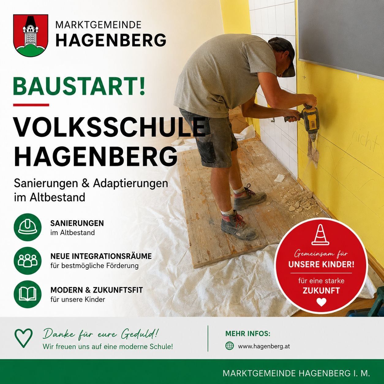 Ein Mann arbeitet an einer Wand und benutzt einen Bohrer. Die Wand ist gelb und hat Fliesen. Der Mann trägt ein graues T-Shirt, Shorts und Schuhe. Auf dem Boden liegt eine Holzplatte. Das Bild hat einen grünen Rand und weißen Text. Der Text lautet 'Baustart! Volksschule Hagenberg'. Unter dem Bild befinden sich Symbole und Text.