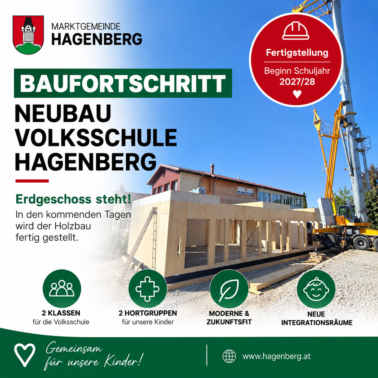 Eine Werbung für den Bau einer neuen Volksschule in Hagenberg, Österreich. Das Bild zeigt ein Holzgebäude im Bau, einen gelben Kran und einen klaren blauen Himmel.
