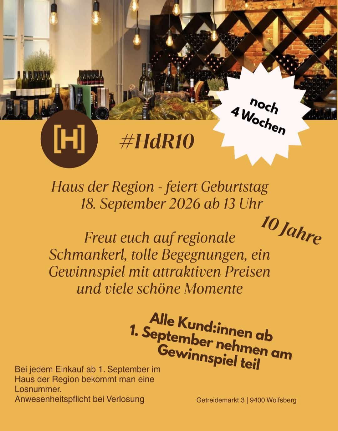 Ein Plakat für das 10-jährige Jubiläum von Haus der Region, das einen Weinkeller, Flaschen und ein Banner mit dem Text 'noch 4 Wochen' zeigt. Die Veranstaltung ist für den 18. September 2026 um 13 Uhr geplant. Kunden können ab dem 1. September an einem Gewinnspiel teilnehmen.