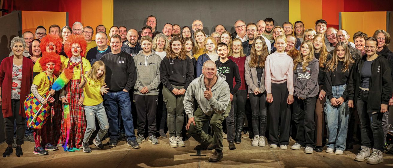 Bild enthält, Groupshot, Person, People, Adult, Male, Man, Shoe, Jeans, Glasses, Necklace