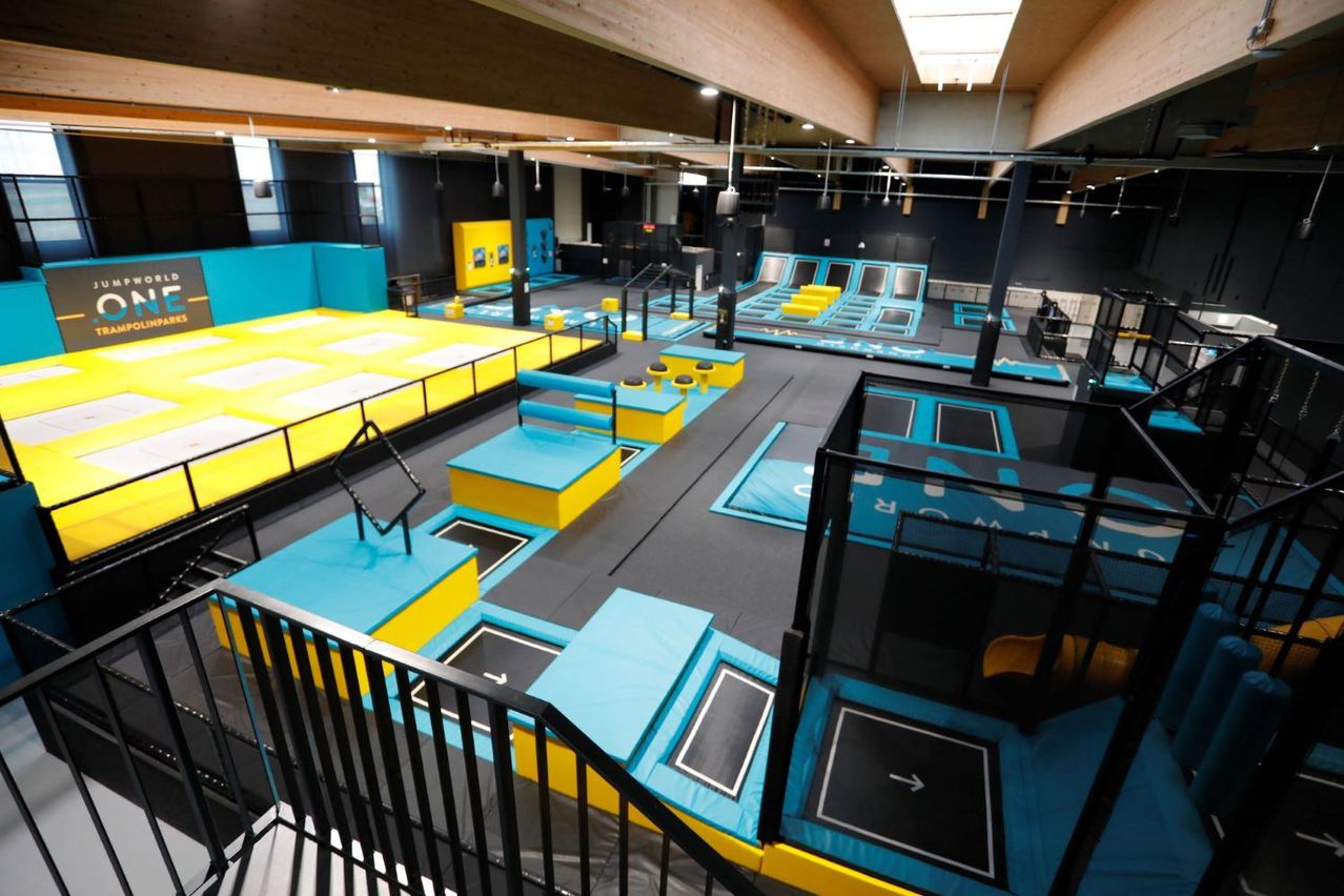 Bild enthält, Architecture, Building, Trampoline, Indoors, Play Area