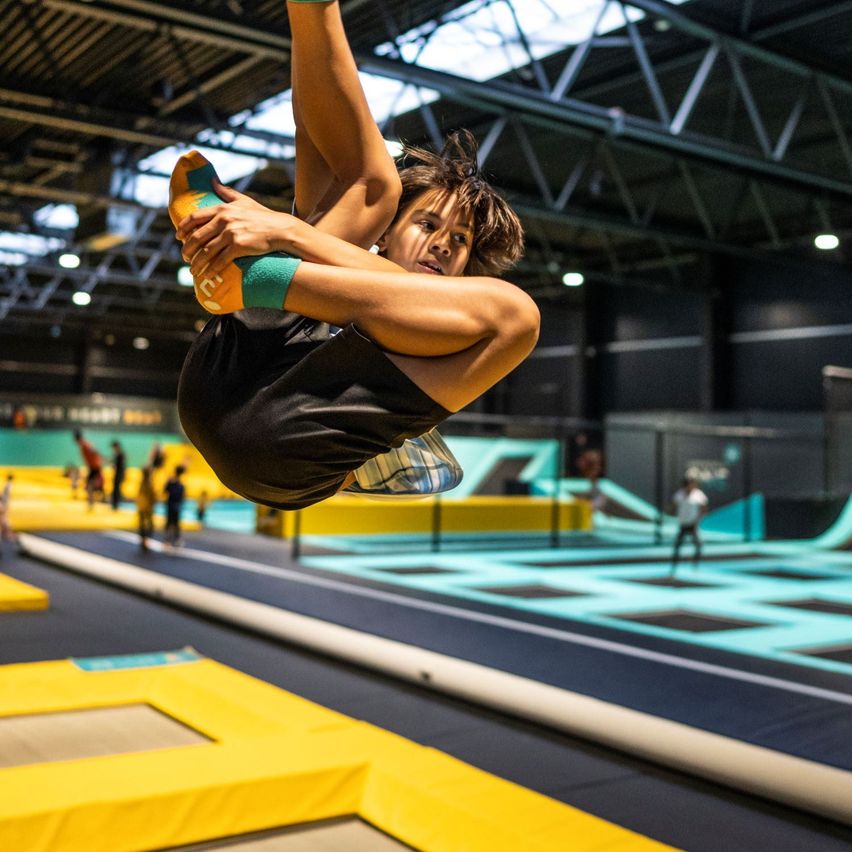 Bild enthält, Adult, Female, Person, Woman, Clothing, Hosiery, Sock, Jumping, Face, Head