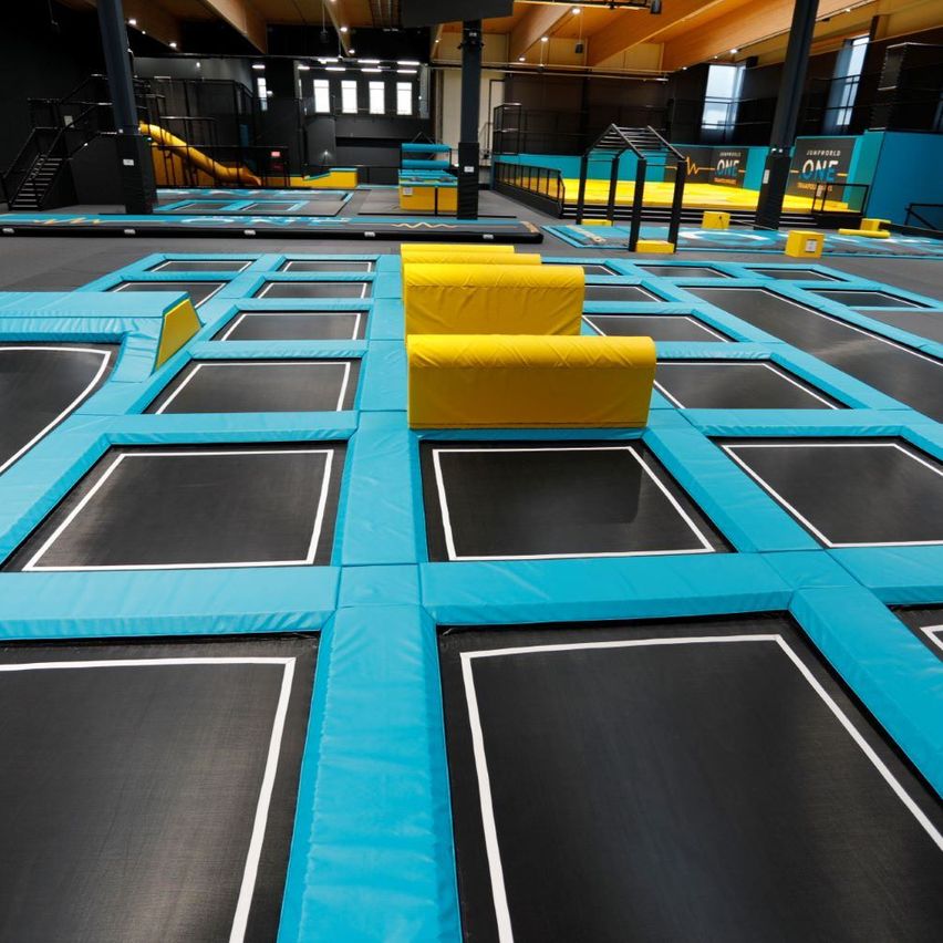 Bild enthält, Trampoline, Blackboard, Person