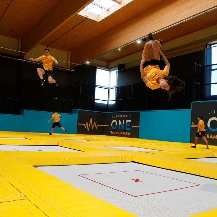 Bild enthält, Jumping, Person, Adult, Female, Woman