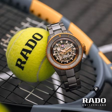 Bild enthält, Ball, Sport, Tennis, Tennis Ball, Wristwatch, Racket, Tennis Racket, Arm, Body Part, Person