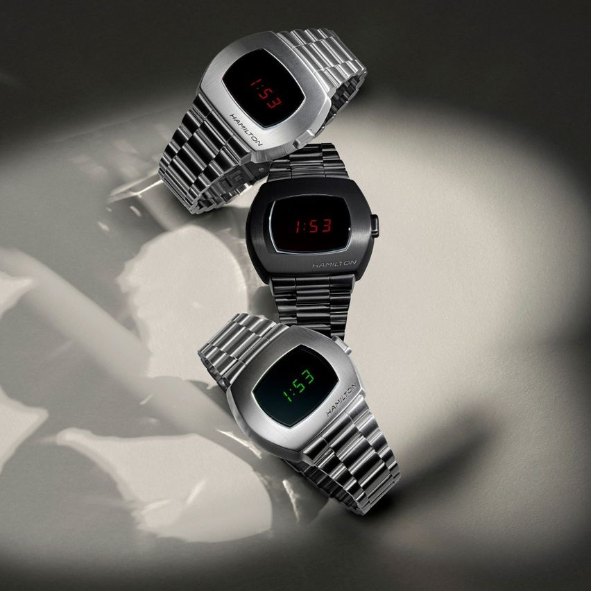 Drei Hamilton Pulsar Uhren auf einer weißen Oberfläche. Die erste Uhr zeigt 1:59, die zweite 1:53 und die dritte 1:57.