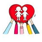 Ein rotes Herz mit zwei Kindern, die Händchen halten, wird von mehreren Händen in verschiedenen Farben gehalten. Das Bild symbolisiert Liebe und Einheit.