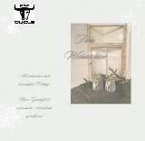 Eine festliche Grußkarte mit einem Fensterrahmen in rustikalem Design, zwei Kerzenhaltern und Grünpflanzen. Der Hintergrund ist mit Schneeflocken verziert, und oben befindet sich ein Logo. Der Text ist in einer Fremdsprache.