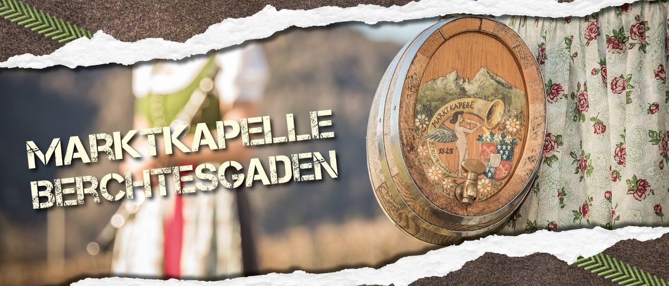 Ein hölzerner Fass mit einem Bild von einem Berg und Blumen. Das Fass hat einen Messinghahn. Der Text auf dem Fass lautet Markt Kapelle. Der Text Kapelle Esgaden ist in weißer Schrift geschrieben. Der Hintergrund ist verschwommen.