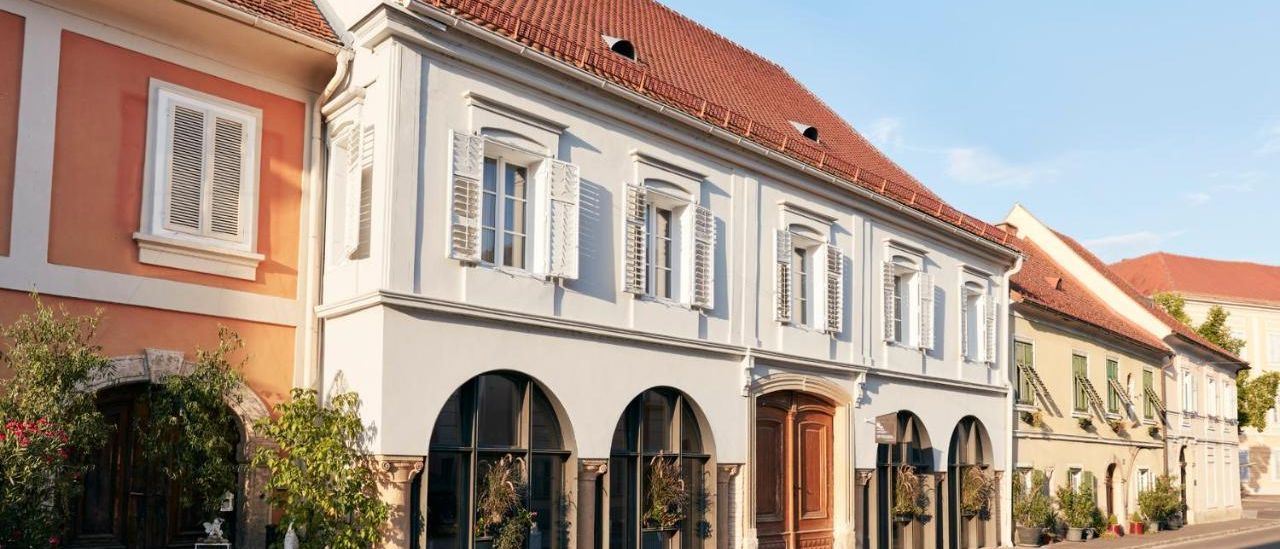 Bild enthält, Architecture, Building, Housing, House, Row House, Plant, Arch, Gothic Arch