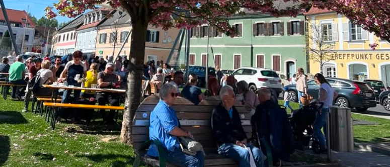Bild enthält, Adult, Male, Man, Person, Urban, Outdoors, Jeans, Shoe, Car, Furniture