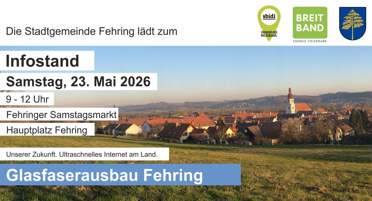 Ein Plakat bewirbt den Ort Fehring mit einer malerischen Kulisse. Es hebt die Verfügbarkeit von Internet und den Hausbau hervor. Der erwähnte Termin ist Mai 2026.