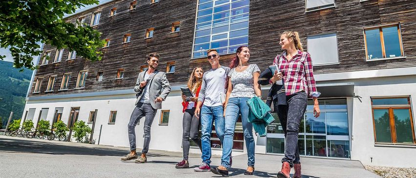 Bild enthält, Groupshot, Person, Jeans, College, Adult, Male, Man, Female, Woman, Coat