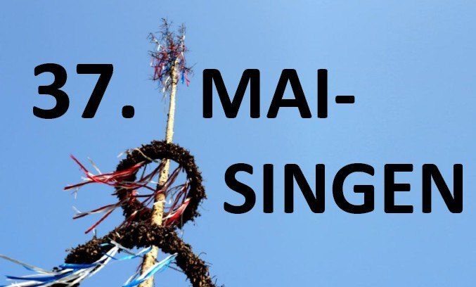 Ein blauer Himmel mit einem Maibaum, geschmückt mit Bändern, zeigt den Text '37. MAI-SINGEN'. Die Bänder sind mehrfarbig.