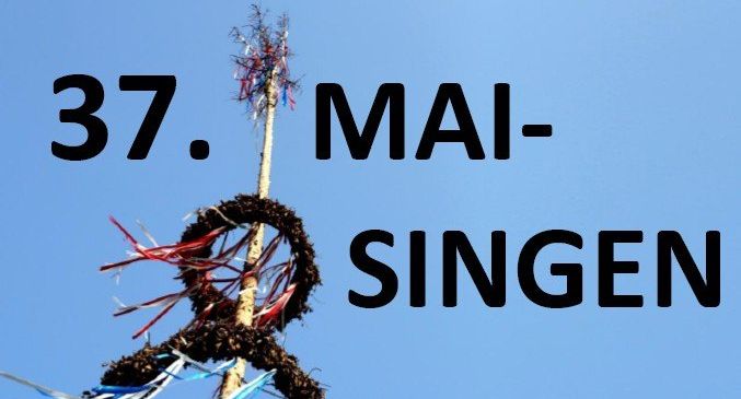 Ein blauer Himmel mit einem Maibaum, geschmückt mit Bändern, zeigt den Text '37. MAI-SINGEN'. Die Bänder sind mehrfarbig.
