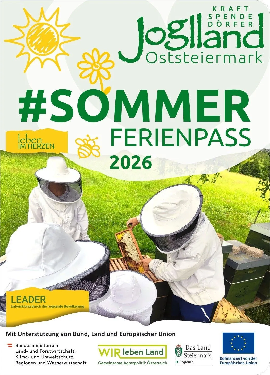 Drei Imker in Schutzkleidung untersuchen einen Bienenstock auf einer Wiese. Das Bild hat einen grünen und gelben Hintergrund mit dem Text '#SOMMER FERIENPASS 2026' und einem Logo.