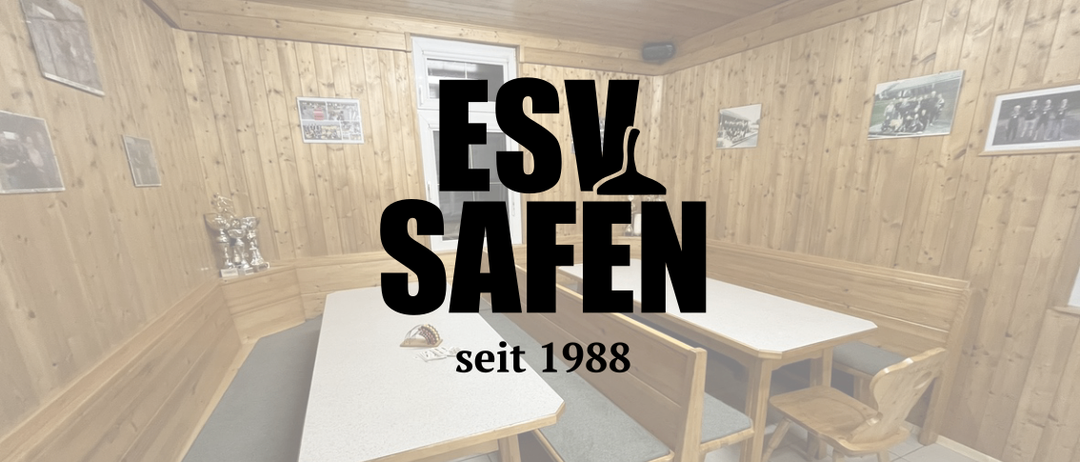 Ein Innenraum eines Restaurants mit Holzwänden und Bänken, zwei Tischen mit Karten und einem weißen Fliesenboden. Es gibt ein Schild mit 'ESV SAFEN' und 'seit 1988'.