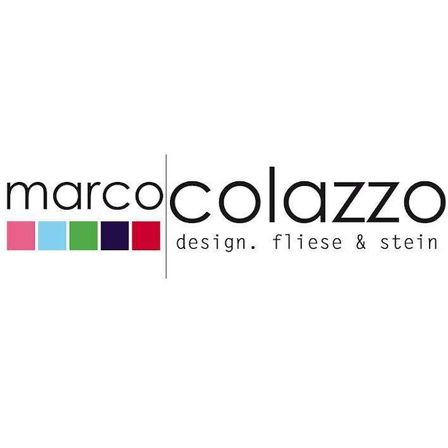 Das Logo von Marco Colazzo Design zeigt ein minimalistisches Design mit dem Markennamen in großen, fetten schwarzen Buchstaben und dem Slogan 'fliese & stein' darunter. Oben links ist ein farbenfrohes Quadratmuster mit verschiedenen Farbtönen von Pink, Blau, Grün und Rot zu sehen.