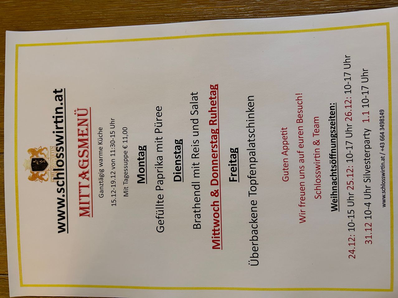 Ein Menüplan zeigt Wochentage, Mahlzeiten und Preise an. Montag bis Freitag kosten die Mahlzeiten 11,00 Euro. Für jeden Tag sind Spezialitäten aufgeführt. Die Website www.schlosswirtin.at wird angezeigt.