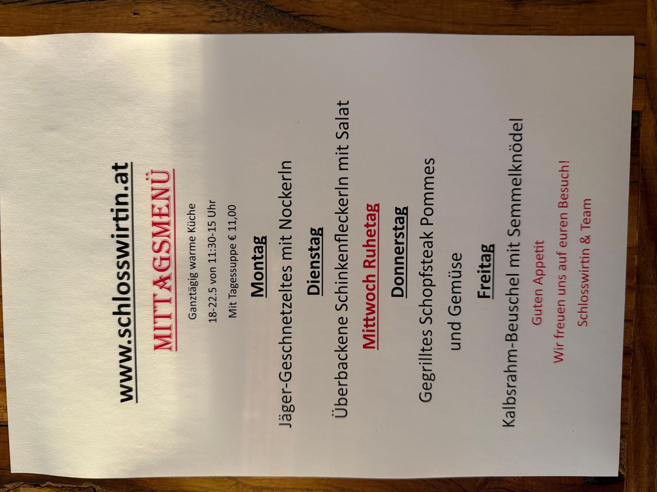 Menü mit verschiedenen Gerichten für jeden Wochentag. Beinhaltet Salate, Schnitzel, Steaks und mehr. Preise ab 11,00 Euro. Webseite www.schlosswirtin.at.