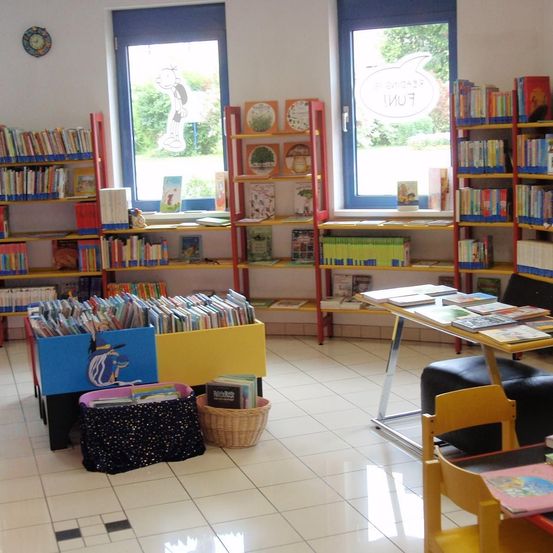 Bild enthält, Book, Indoors, Library, Publication, Building, Furniture, Bookcase, Desk, Chair, Person
