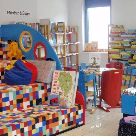 Bild enthält, Indoors, Play Area, Chair, Furniture, Book, Building, Interior Design, Library, Toy, Home Decor