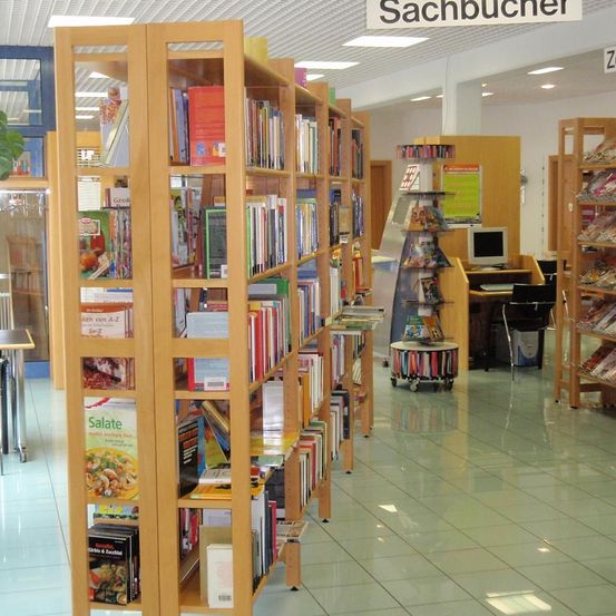 Bild enthält, Book, Publication, Indoors, Library, Building, Furniture, Shop, Bookstore, Monitor, Chair