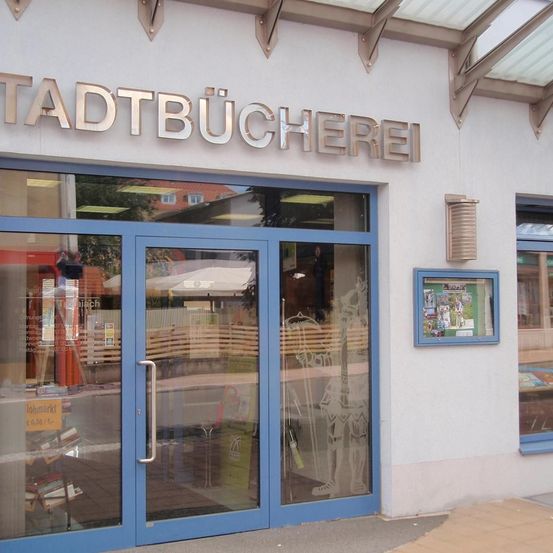 Bild enthält, Door, Architecture, Building, Person, Housing