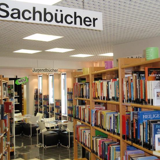 Bild enthält, Book, Publication, Indoors, Library, Architecture, Building, Bookstore, Shop, Chair, Furniture
