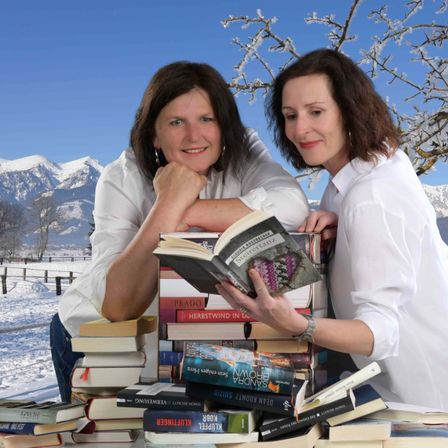 Bild enthält, Book, Publication, Person, Reading, Photography, Portrait, Adult, Female, Woman, Blouse