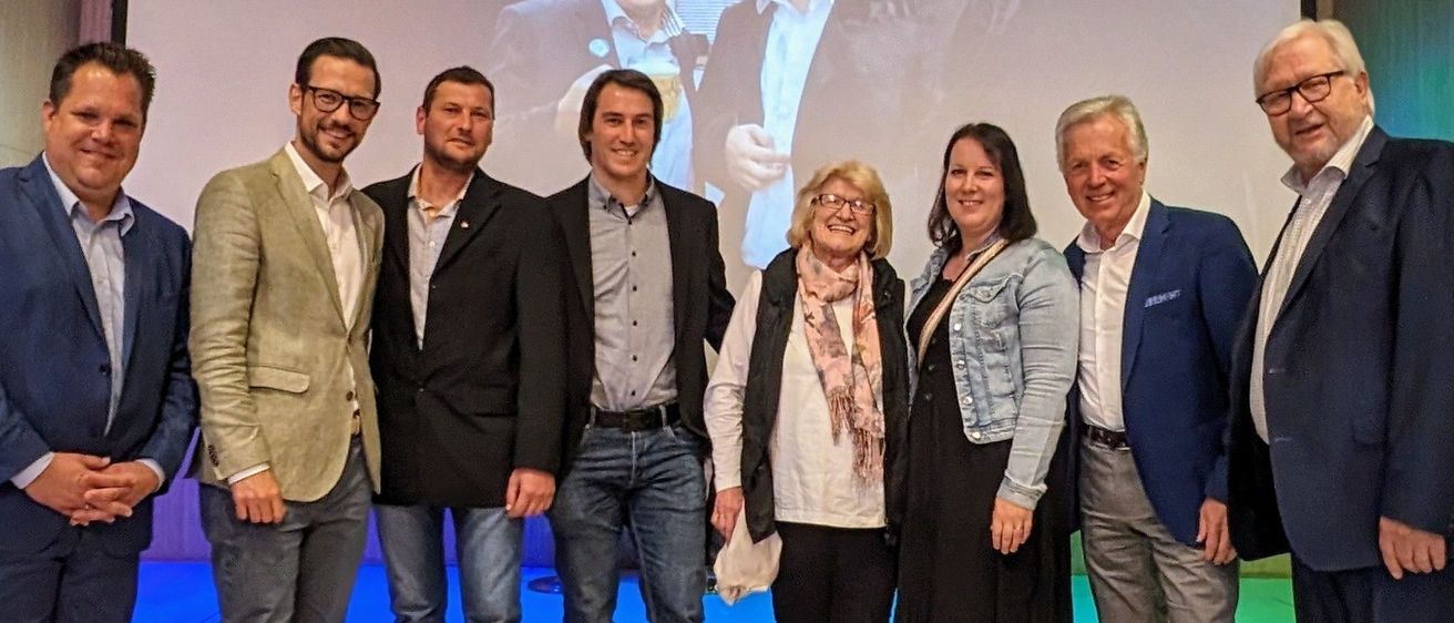 Bild enthält, Groupshot, Person, Adult, Male, Man, Coat, Shoe, Jeans, Suit, Glasses