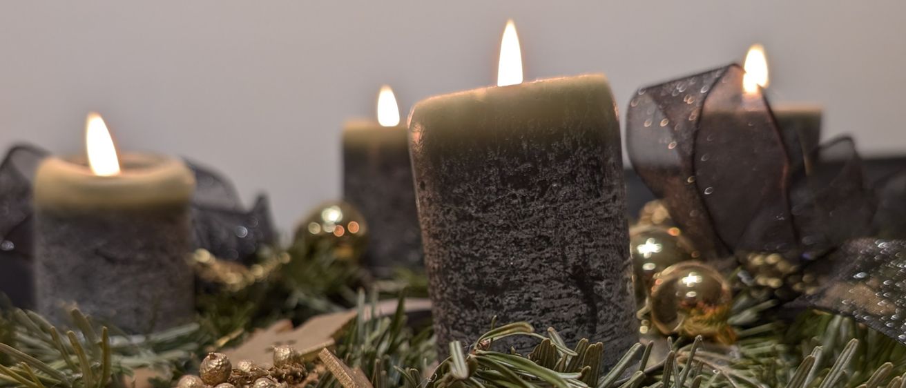 Bild enthält, Candle, Plant, Christmas, Christmas Decorations, Festival