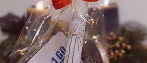 Bild enthält, Tape, Festival, Christmas, Christmas Decorations, Dynamite, Weapon