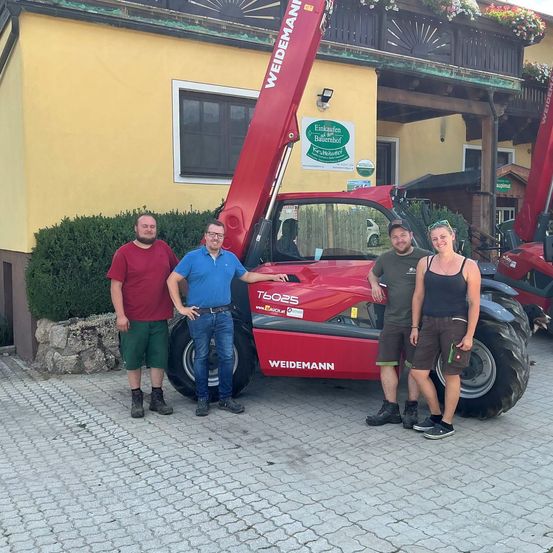 Fam. Schöndorfer mit ihren 2 neuen Weidemann T6025 der Fa. Mauch