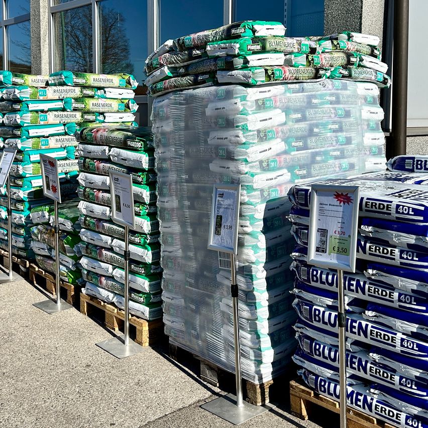 Bild enthält, Shelf, Person, Box, Path, Shop, City, Transportation, Truck, Vehicle