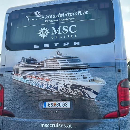 Die Rückseite eines Busses zeigt eine Werbung für MSC Kreuzfahrten mit einem großen Bild des Kreuzfahrtschiffs MSC Euribia. Das Schiff ist auf ruhigem Wasser dargestellt. Unten befindet sich ein Nummernschild mit der Aufschrift GS 60 GS.