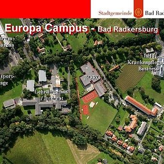 Bild enthält, Neighborhood, Building, Campus, Grass, Villa, Hotel, Resort, Outdoors, Park, City