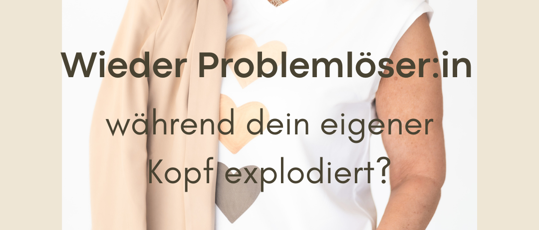 Eine lächelnde ältere Frau posiert für ein Foto. Sie trägt ein weißes T-Shirt mit einem Herz und eine beige Jacke. Das Bild enthält Text auf Deutsch, der fragt, ob man ein Problemlöser ist, während der eigene Kopf explodiert.