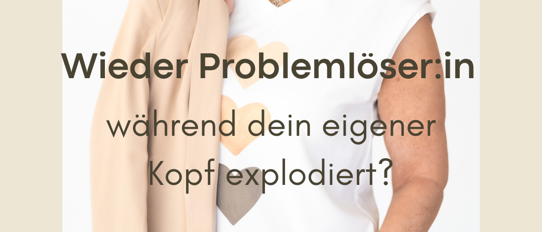 Eine lächelnde ältere Frau posiert für ein Foto. Sie trägt ein weißes T-Shirt mit einem Herz und eine beige Jacke. Das Bild enthält Text auf Deutsch, der fragt, ob man ein Problemlöser ist, während der eigene Kopf explodiert.