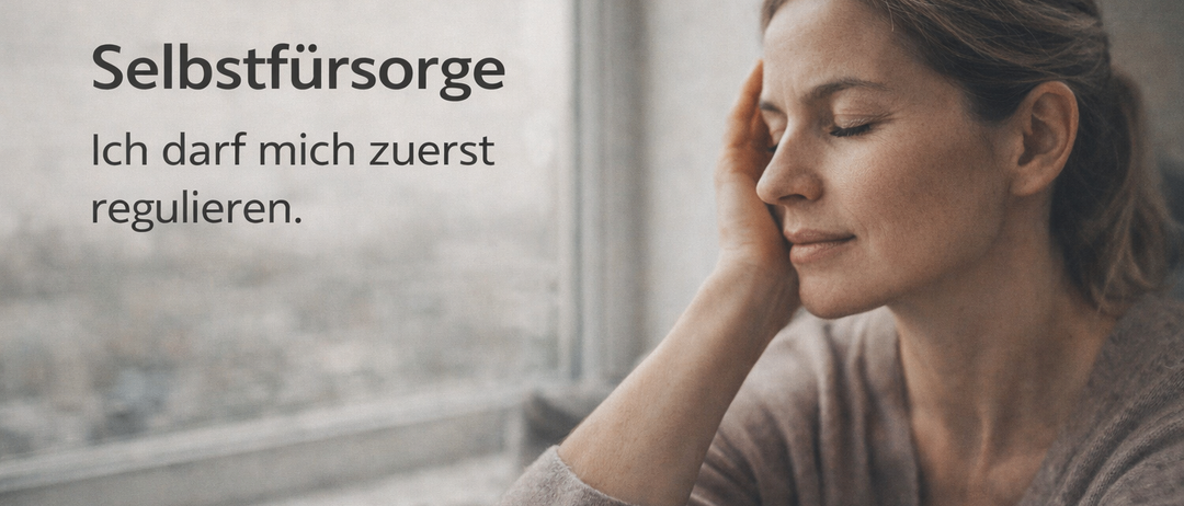 Eine Frau mit geschlossenen Augen lehnt sich an ein Fenster. Vor ihr steht der Text 'Vorsorge erst wenn.' In der unteren rechten Ecke befindet sich ein Markenname.