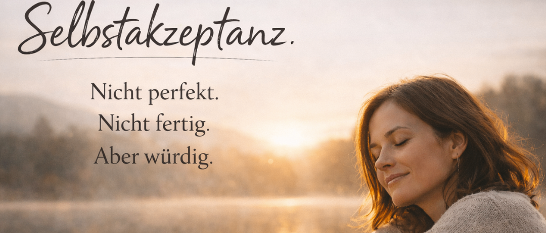 Eine Frau in einem Pullover ruht am Ufer. Ein Zitat lautet 'Selbstakzeptanz, nicht perfekt, nicht fertig, aber würdig.' Der Markenname 'Harmonia Energie' ist zu sehen.