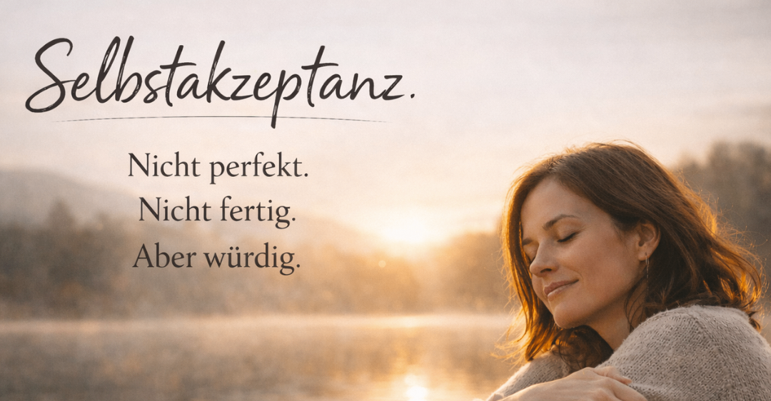 Eine Frau in einem Pullover ruht am Ufer. Ein Zitat lautet 'Selbstakzeptanz, nicht perfekt, nicht fertig, aber würdig.' Der Markenname 'Harmonia Energie' ist zu sehen.