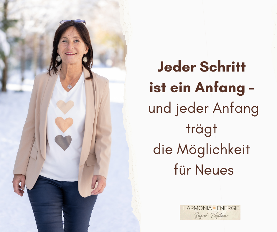 Eine lächelnde Frau in Winterkleidung steht im Schnee mit einem herzförmigen T-Shirt und einem Blazer. Der Text lautet 'Jeder Schritt ist ein Anfang - und jeder Anfang trägt die Möglichkeit für Neues.'